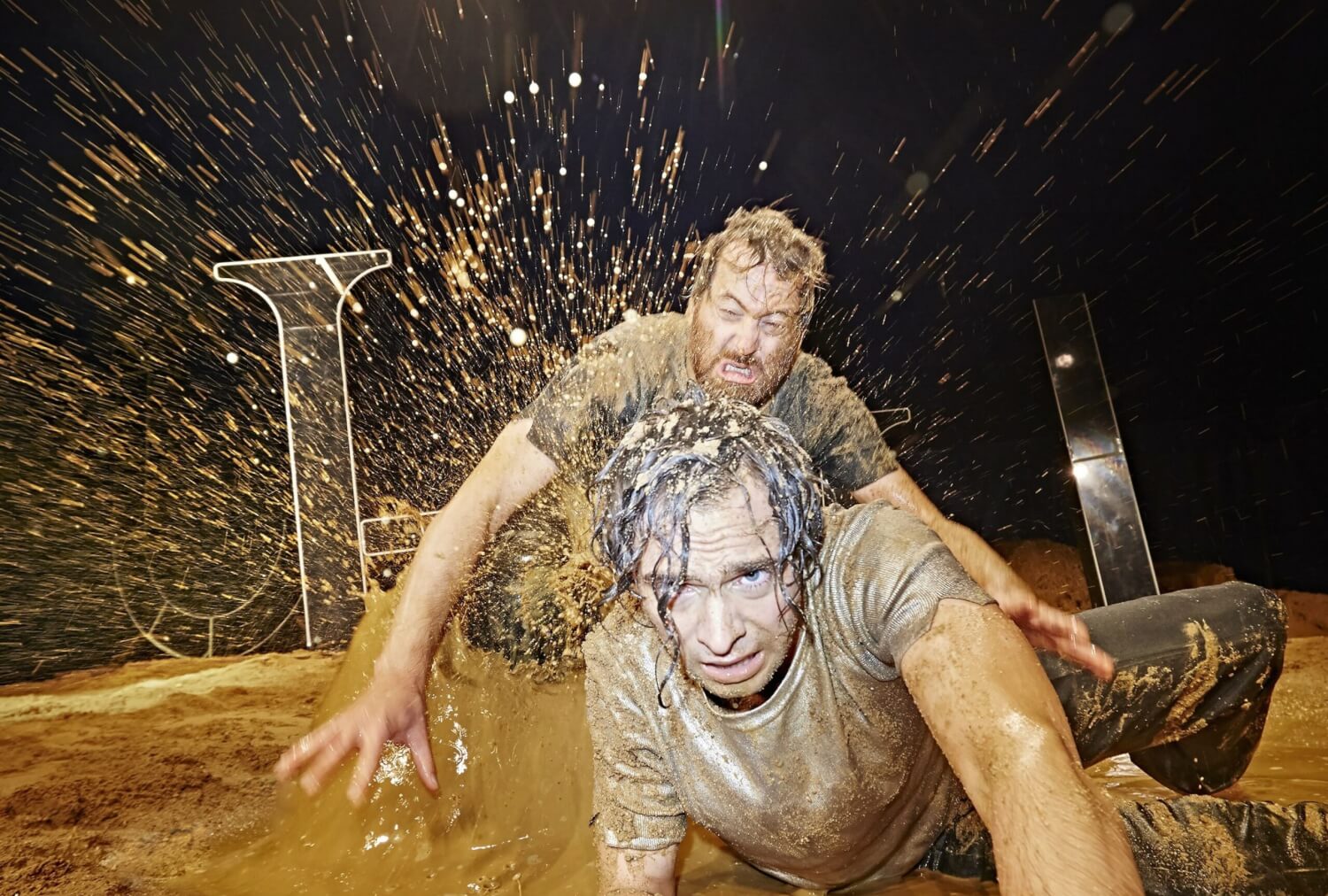 Zwei Freunde im Schlamm (André Kaczmarczyk, vorne, und Christian Erdmann)