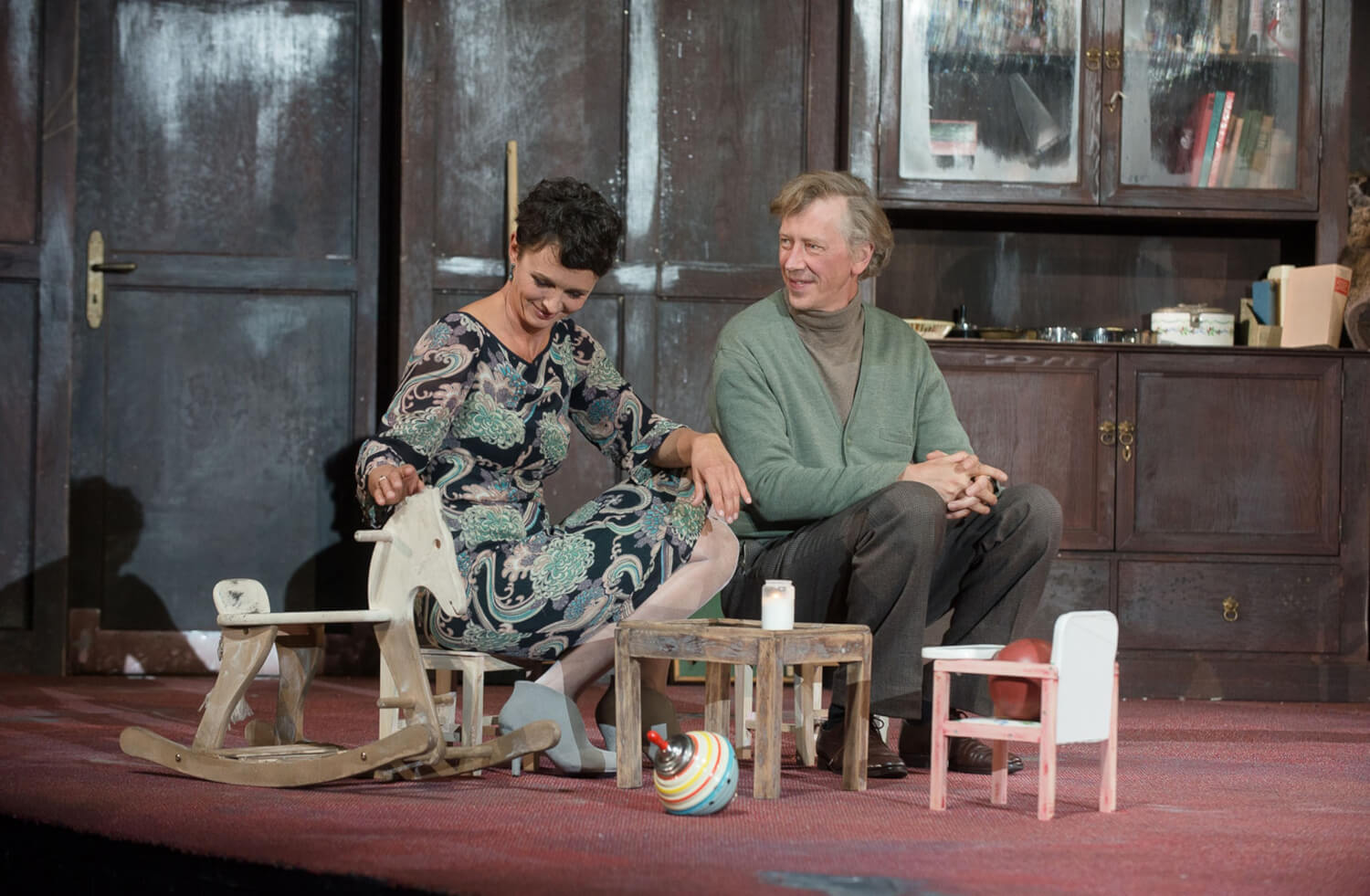 Ranjewskaja (Bettina Engelhardt) und ihr Bruder (Martin Horn) im alten Kinderzimmer