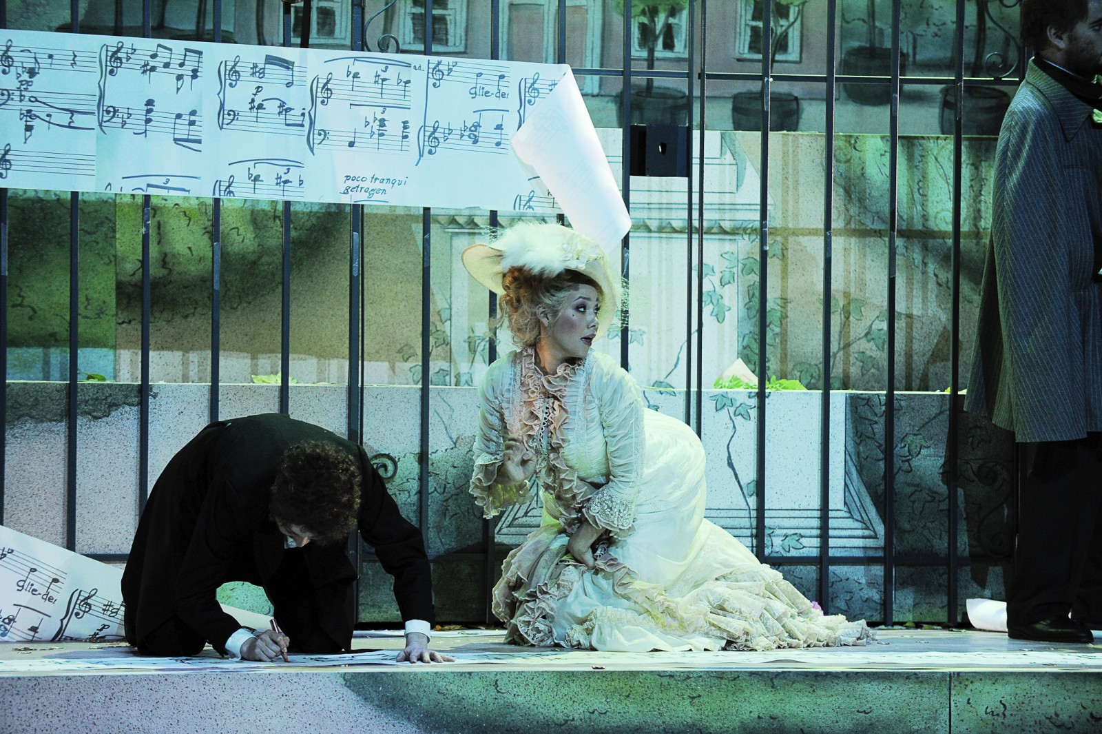 Heiter ist die Kunst, ernst ist das Künstlerleben: Szene aus Lorenzo Fioronis "Ariadne"-Inszenierung mit Anna Peshes (Der Komponist) und Sharleen Joynt (Zerbinetta).