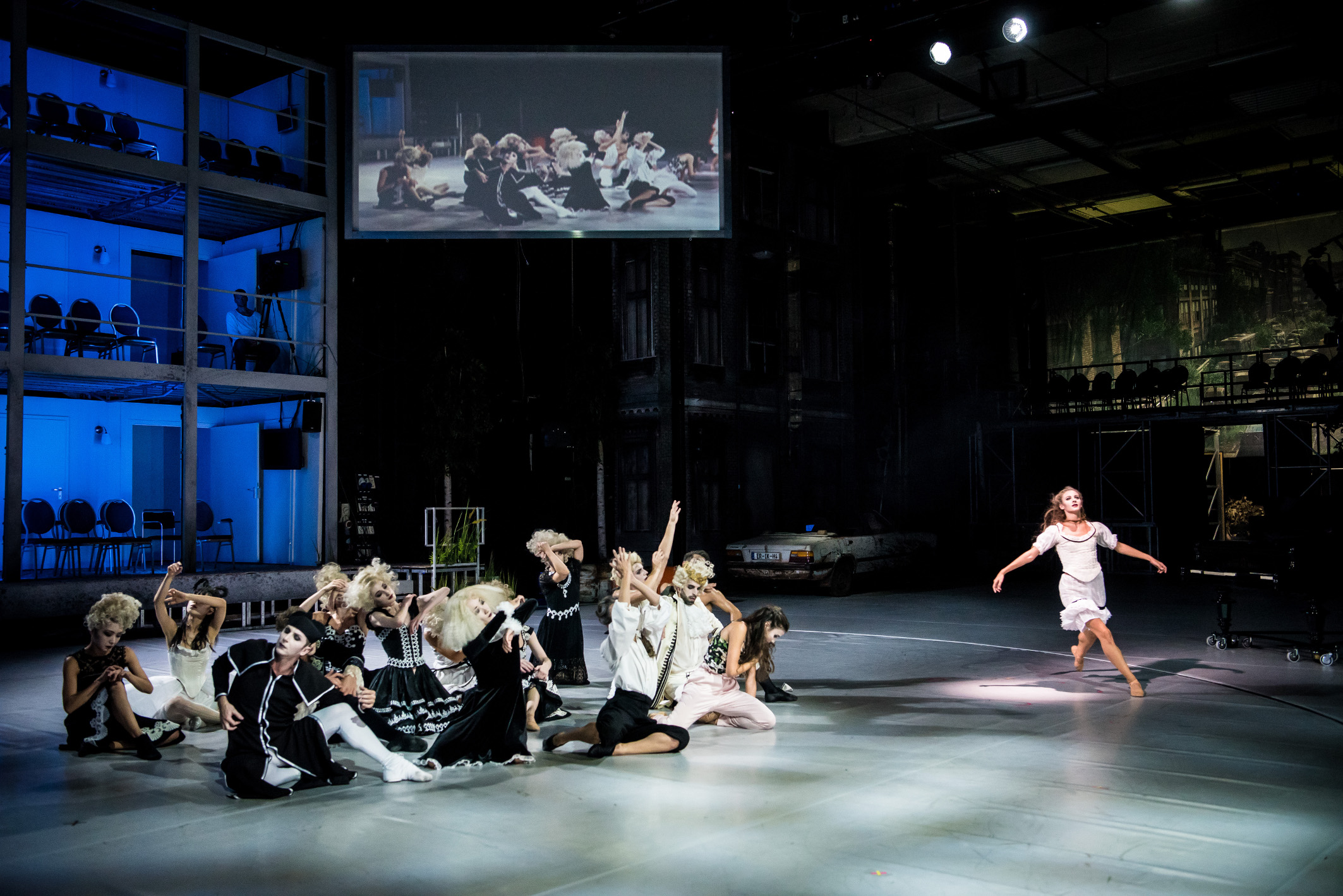 Halle: die Company Ballett Rossa in "#Bizarr" in der Sebastian Hannaks Raumbühne BABYLON