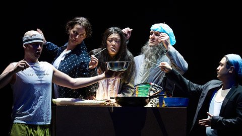 Ensembleszene aus Eötvös' "der goldene Drache" in der Koblenzer Inszenierung von Elmar Goerden