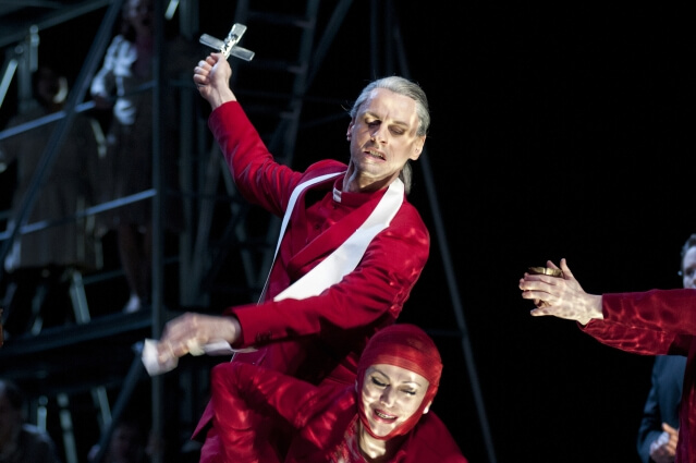 Tobias Schabel und Khatuna Mikaberidze in Pendereckis "Die Teufel von Loudon".