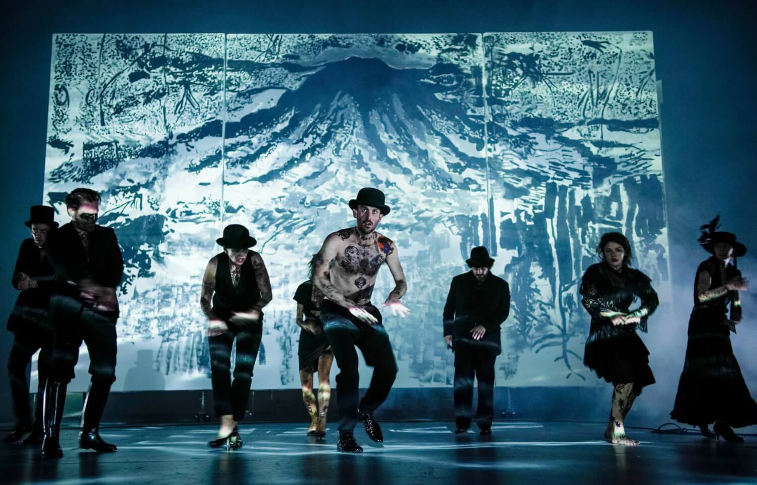 Ensemble (Marcel Kohler, Manuel Harder, Almut Zilcher, Linda Pöppel, Elias Arens, Edgar Eckert, Linn Reusse, Cordelia Wege) in "Hunger. Peer Gynt" am DT Berlin