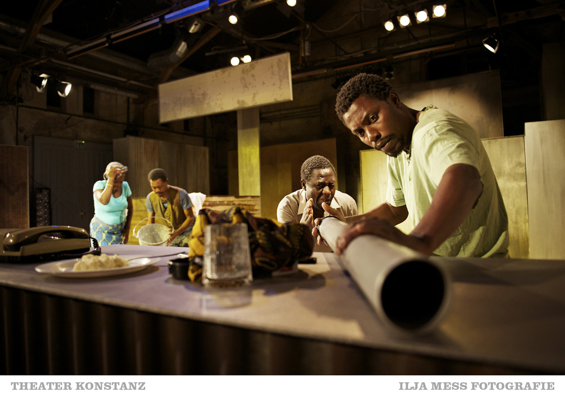 Eine Szene aus der deutsch-malawischen Produktion "Welt 3.0 – Maschinerie Hilfe" am Theater Konstanz.