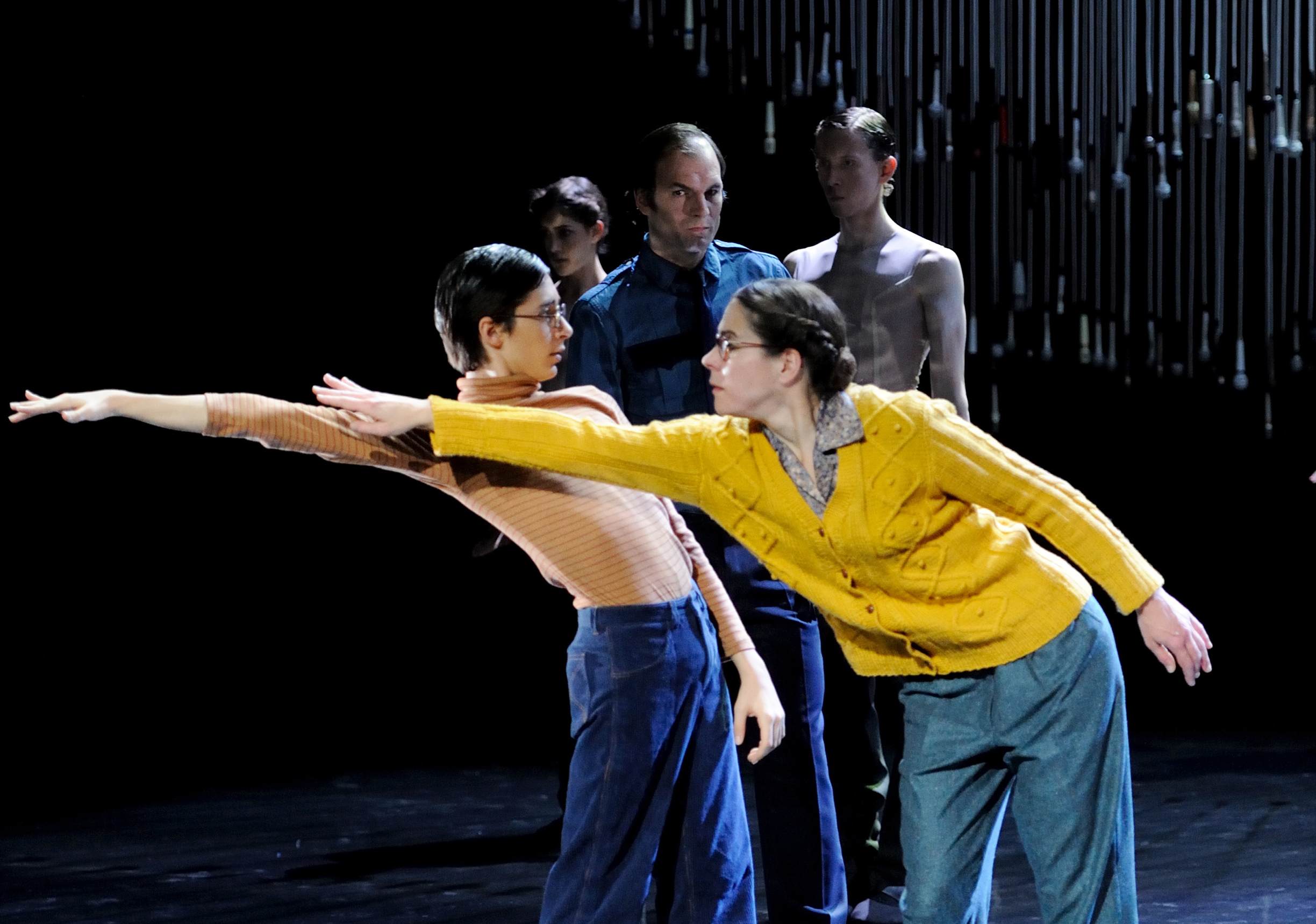 Alessandro Giaquinto, Jonas Fürstenau und Ute Hannig in "Dancer in the Dark", einem spartenübergreifenden Projekt am Staatstheater Stuttgart.