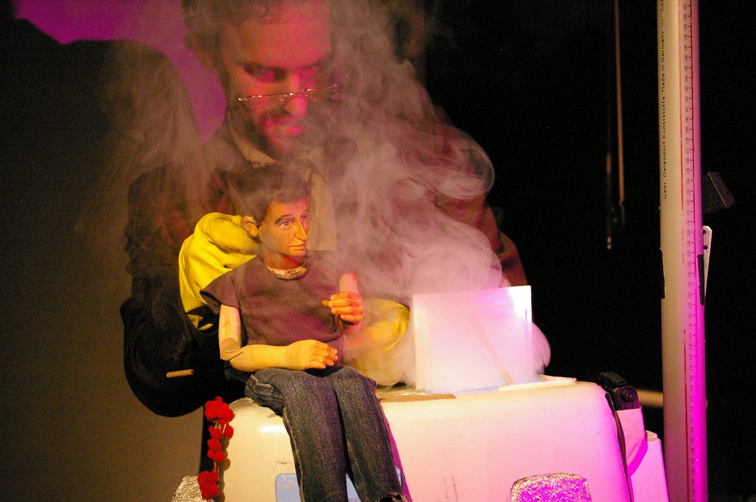 Puppenspieler Leo Mosler mit der Figur des Hirtenjungen Santiago in Paulo Coelhos „Der Alchimist“ an der Bremer Puppenbühne Theatrium.