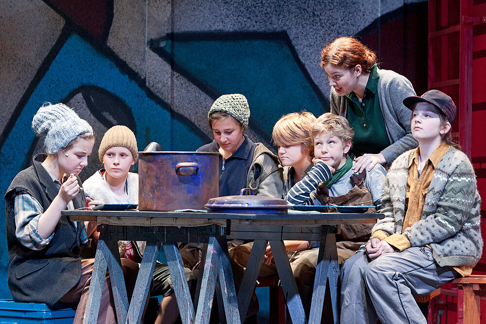 Szene aus Henzes Kinderoper "Pollicino" am Theater Aachen.