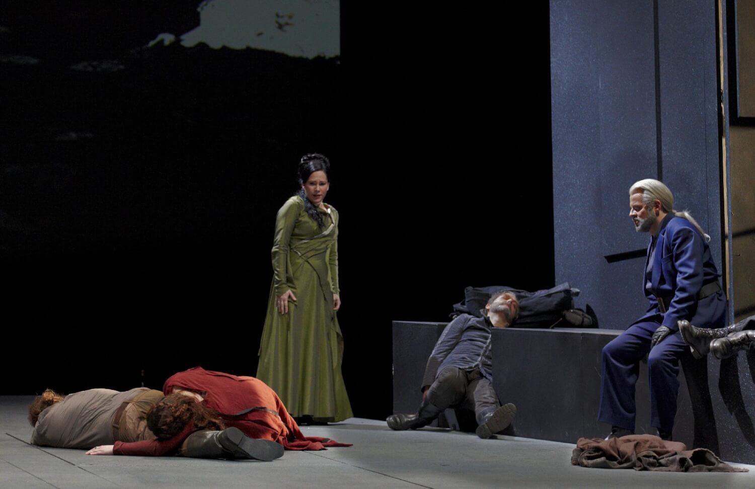 Gerhard Siegel, Christiane Libor, Kerstin Descher, Stephen Owen und Guido Jentjens in "Tristan und Isolde" am Theater Augsburg.