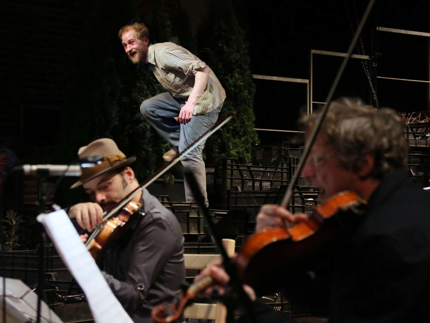 Vorne: Musiker des "ensemble mosaik", hinten: ein Schauspieler von "Parallelaktion"