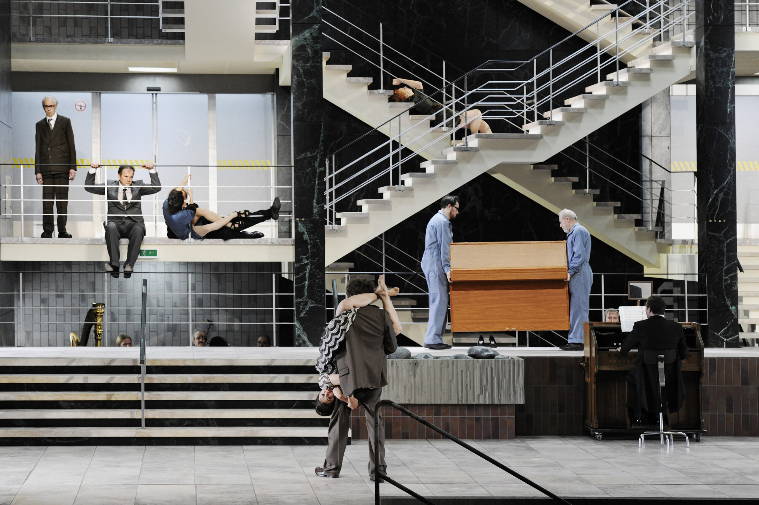 Das Ensemble von Christoph Marhalers „Stimulatore Cordiaco" am Theater Basel im Bühnenbild von Duri Bischoff.