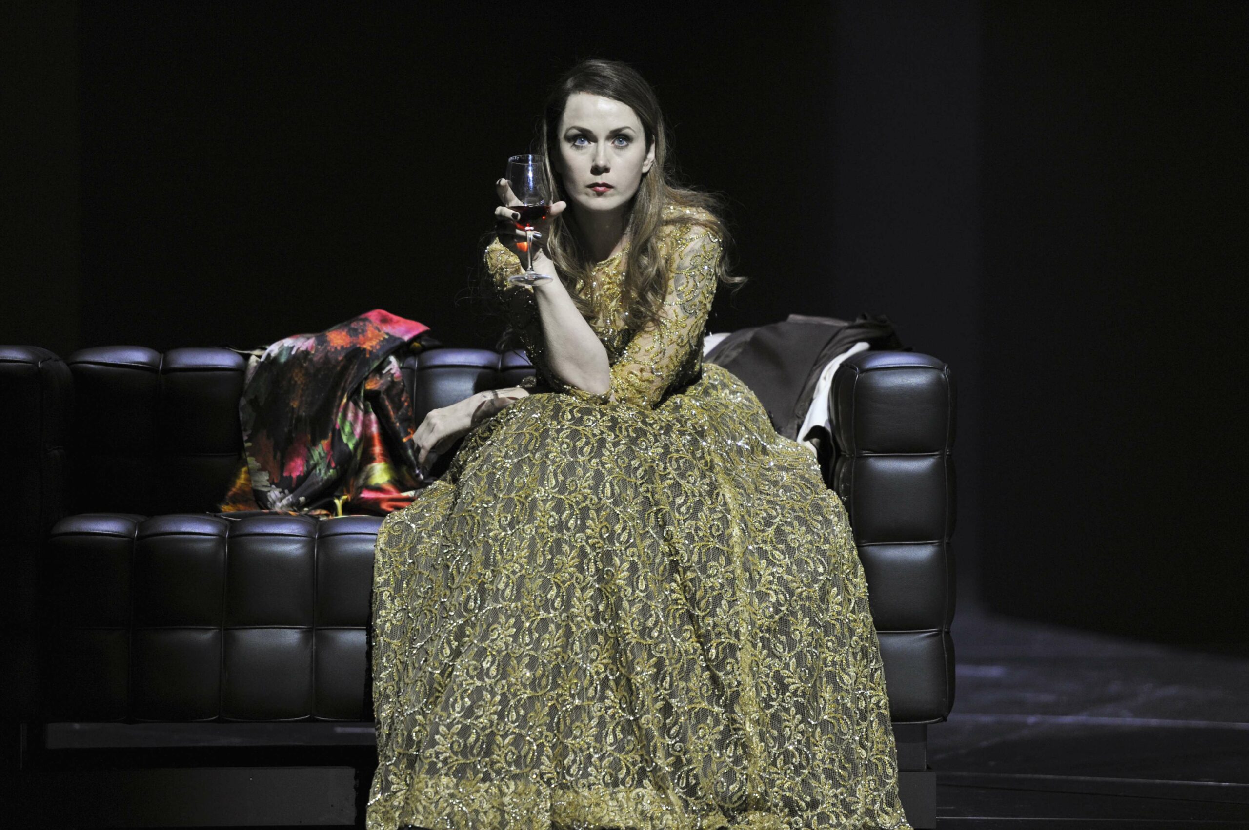 Svetlana Ignatovich in Jette Steckels "Tosca"-Inszenierung am Theater Basel