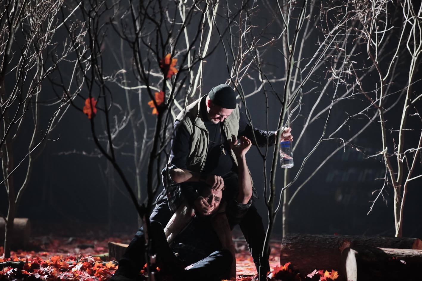 Im Wald, da sind die Räuber: Vincent Wolfsteiner als Max und Carsten Sabrowski als Kaspar in Calixto Bieitos Inszenierung.