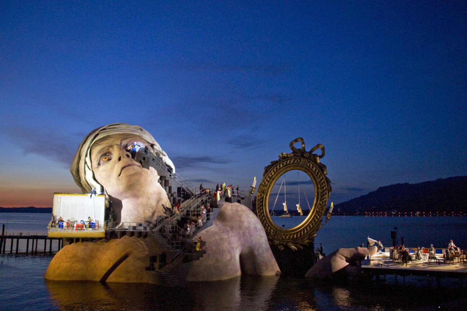 Szene aus Keith Warners Inszenierung „André Chénier“ auf der Bregenzer Seebühne