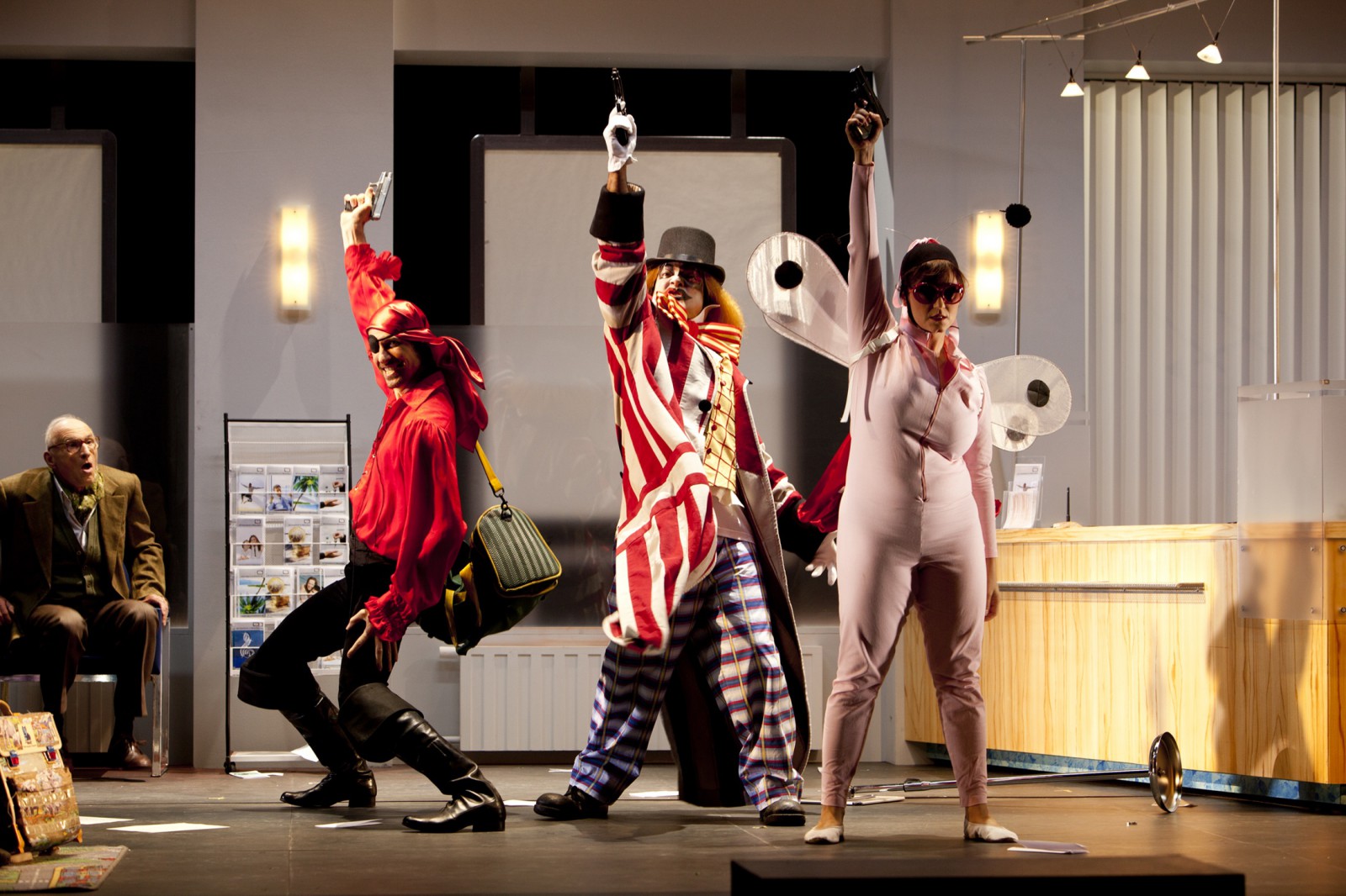 Bababanküberfall!!! Günther Grollitsch, Heiko Börner und Julia Rutigliano in einer Szene aus Tobias Kratzers „Tannhäuser“-Inszenierung am Theater Bremen.