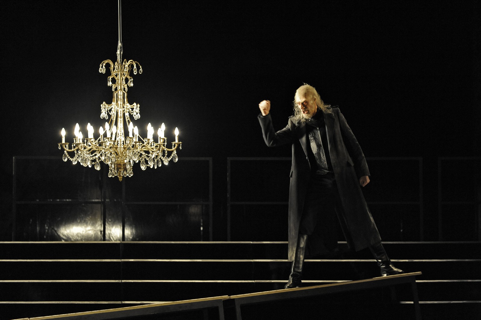 Jérome Varnier (Marcel) in Olivier Pys Inszenierung von Meyerbeers "Hugenotten" an der La-Monnaie-Oper in Brüssel