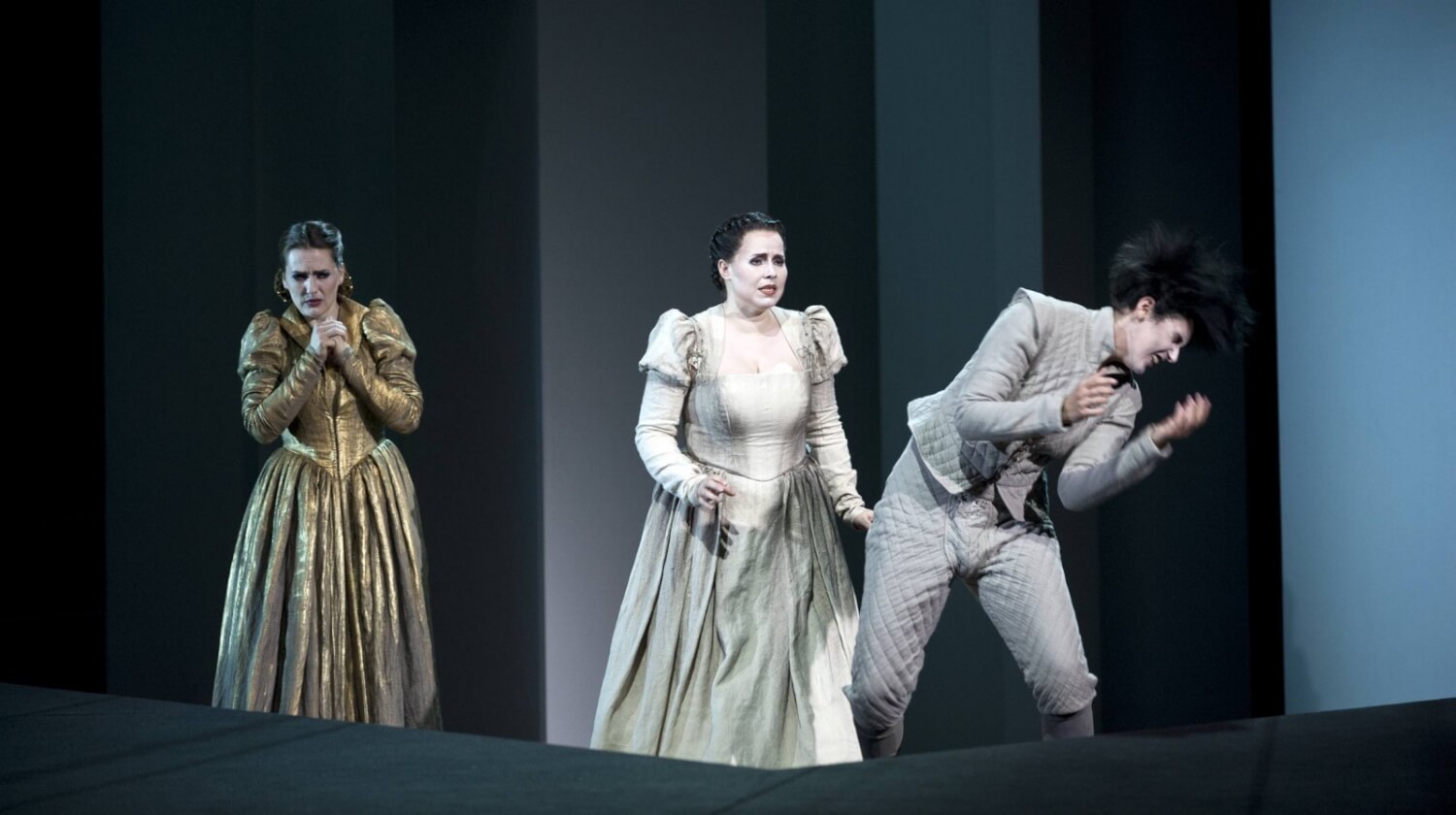 Szene mt Katharina Peetz (Lukrezia), Christiane Kohl (Beatrice) und Ileana Mateescu (Bernardo).