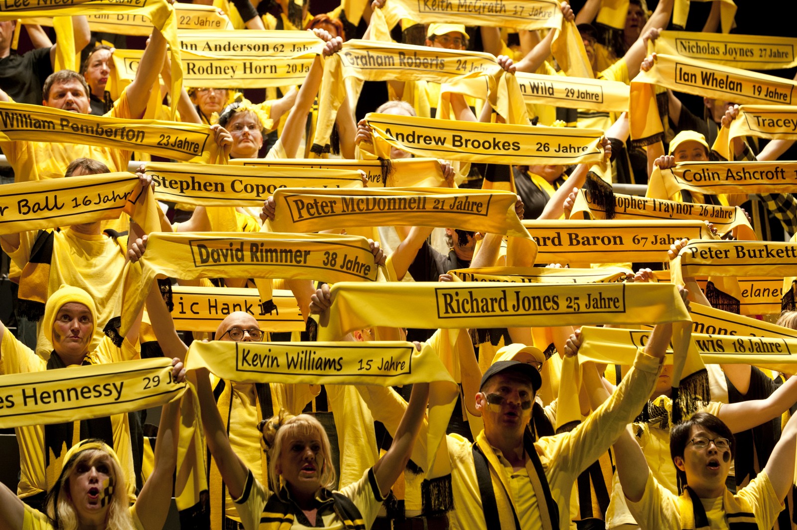 Hoch der Schal, die Borussia soll leben! Szene aus dem Dortmunder Fußball-Oratorium "Fangesänge".