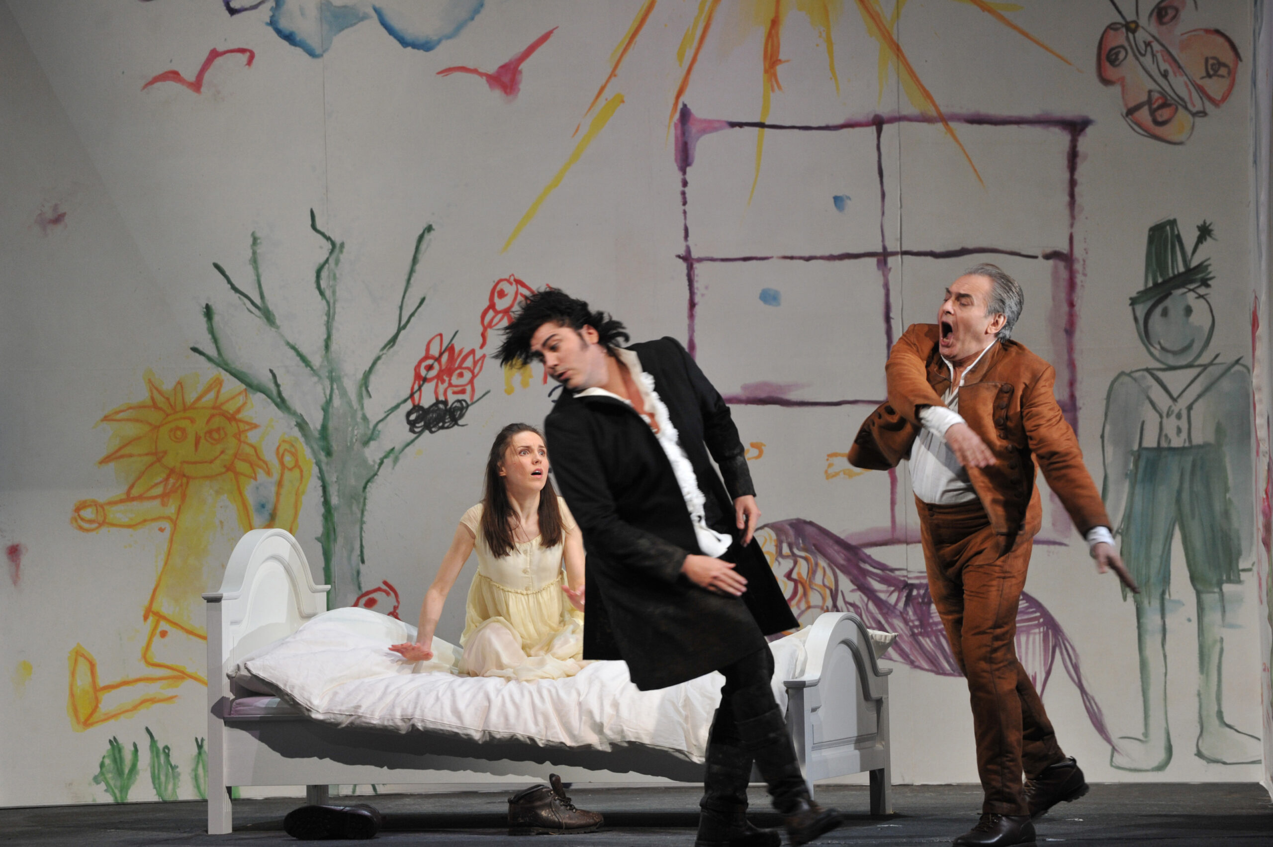 Im Zimmer Luisas (Olesya Golovneva): mit Rodolfo (Giancarlo Monsalve) und Vater Miller (Boris Statsenko).