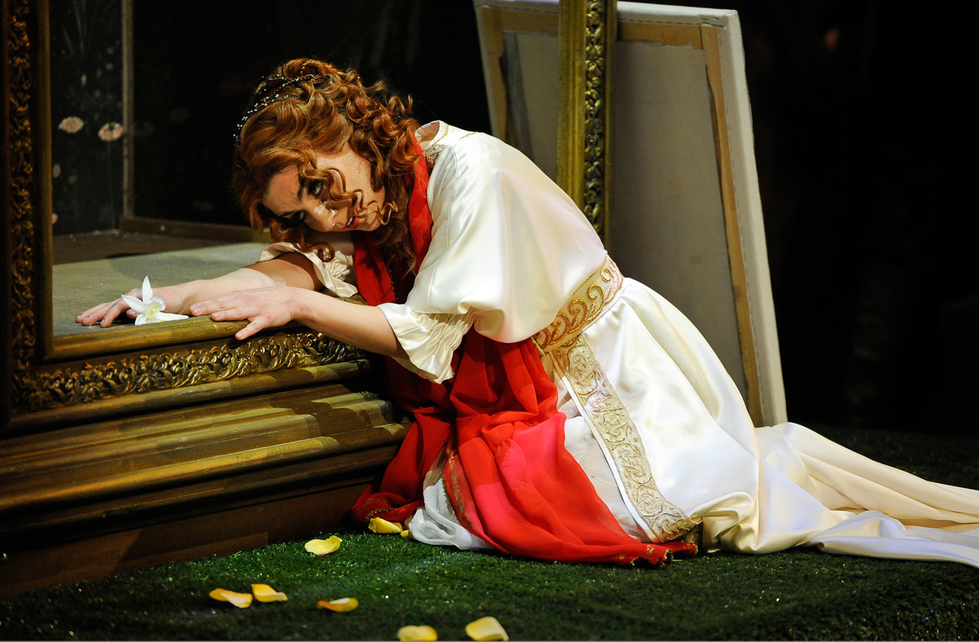 Gestenroutine: Ilia Papandreou als Simonietta in Roman Hovenbitzers "I Medici"-Inszenierung am Theater Erfurt.