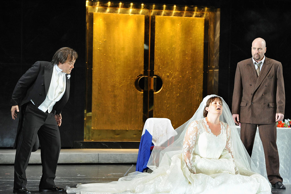Alfred Kim, Elza van den Heever und Raymond Aceto in Verdis "Sizilianischer Vesper" an der Oper Frankfurt.
