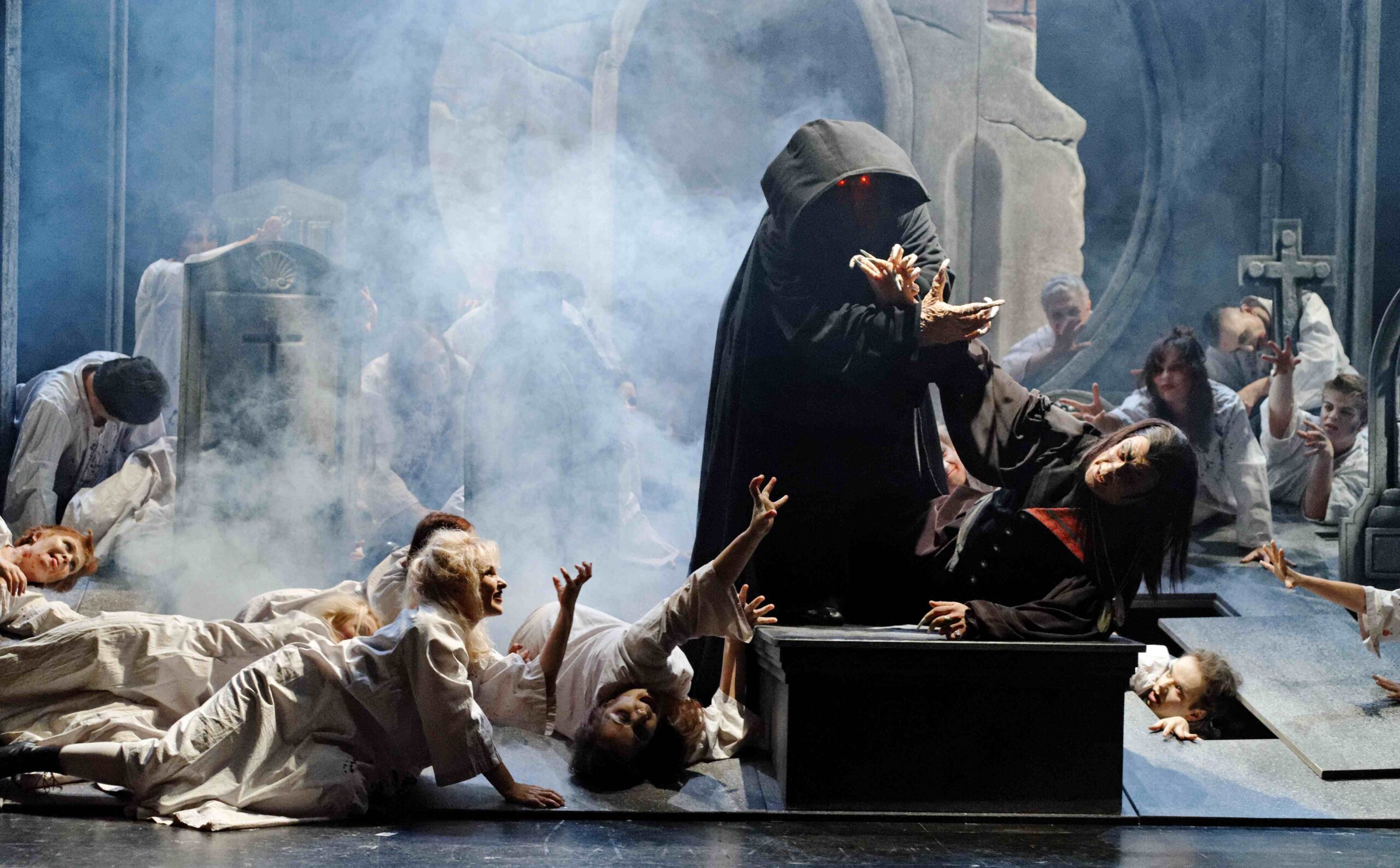 Szene aus der romantischen Oper "Der Vampyr", Inszenierung und Ausstattung stammen von Hinrich Horstkotte.