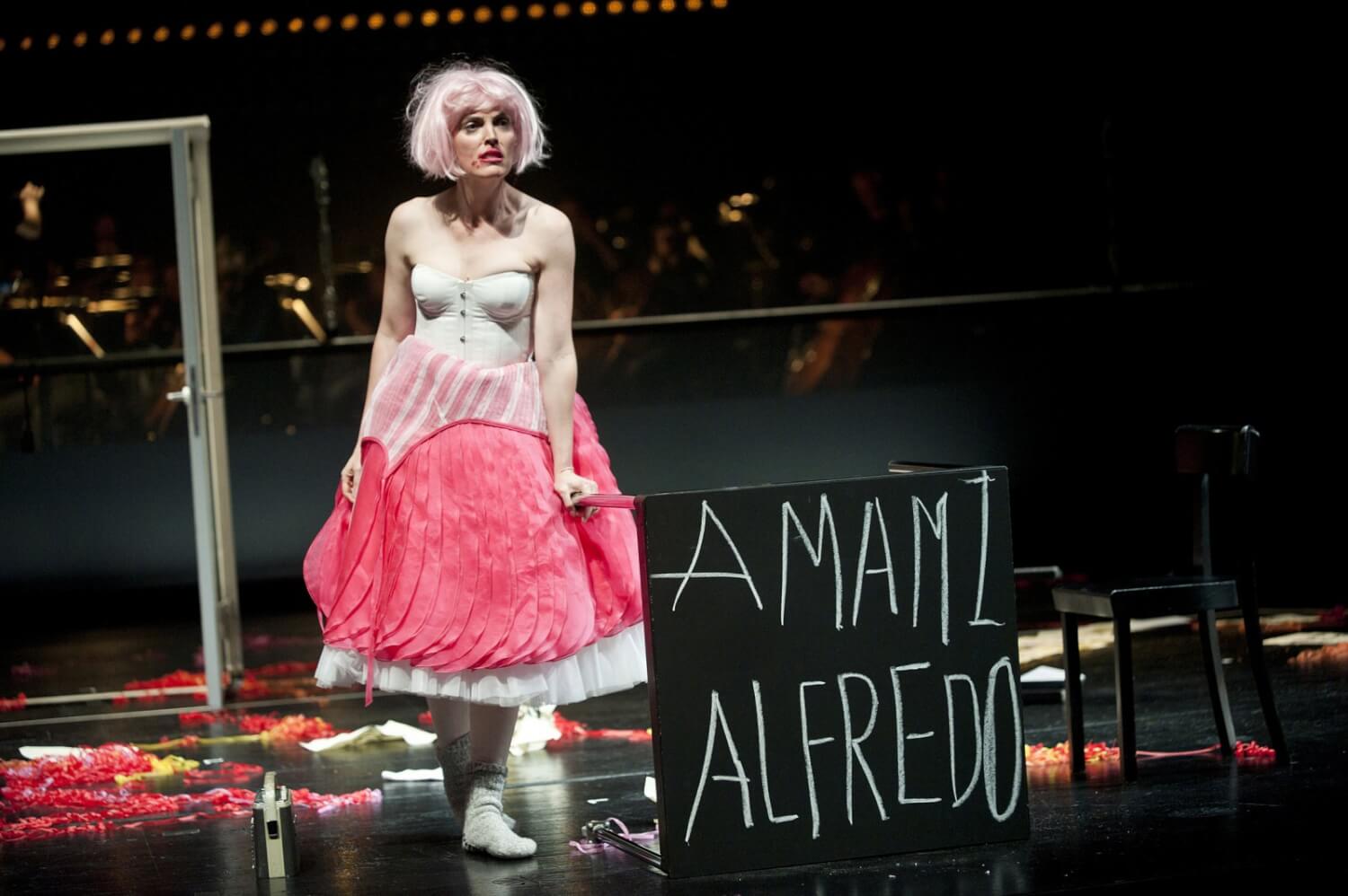 Autistin der Liebe: Nicole Chevalier als Violetta Valéry in Benedikt von Peters „La traviata“-Inszenierung an der Staatsoper Hannover. 