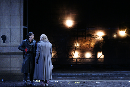 Szene aus Nicolas Briegers Inszenierung von Prokofjews Oper "Krieg und Frieden"