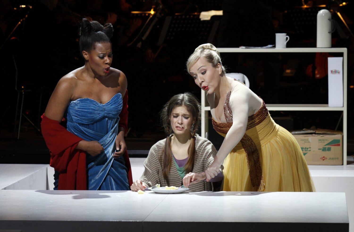 Adina Aaron, Caroline Klütsch und Jovita Vaskeviciute in der Inszenierung von Clemens Bechtel.