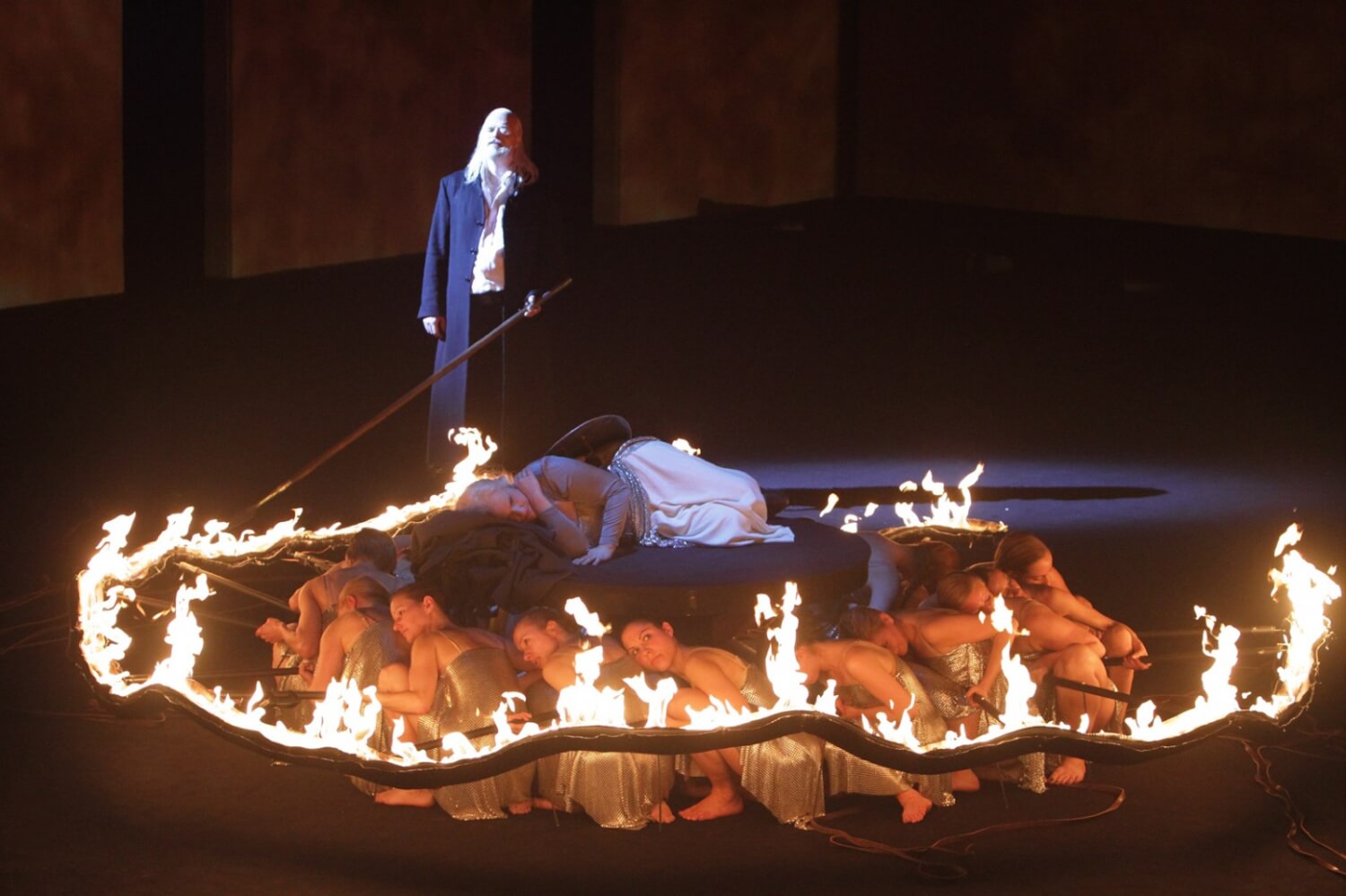 Abschied im Feuerkreis: Thomas J. Mayer (Wotan), Katarina Dalayman (Brünnhilde), Statisterie der Bayerischen Staatsoper.