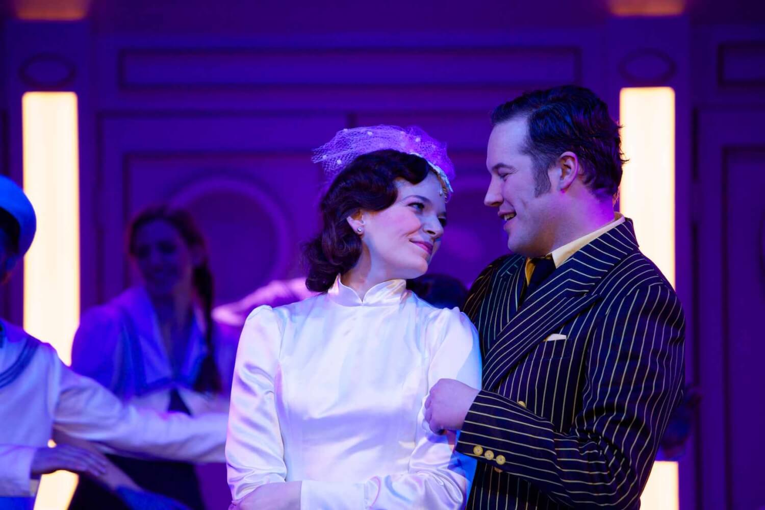 Szenenfoto aus "Anything goes" mit Hope Harcourt und Daniel Prohaska am Gärtnerplatztheater