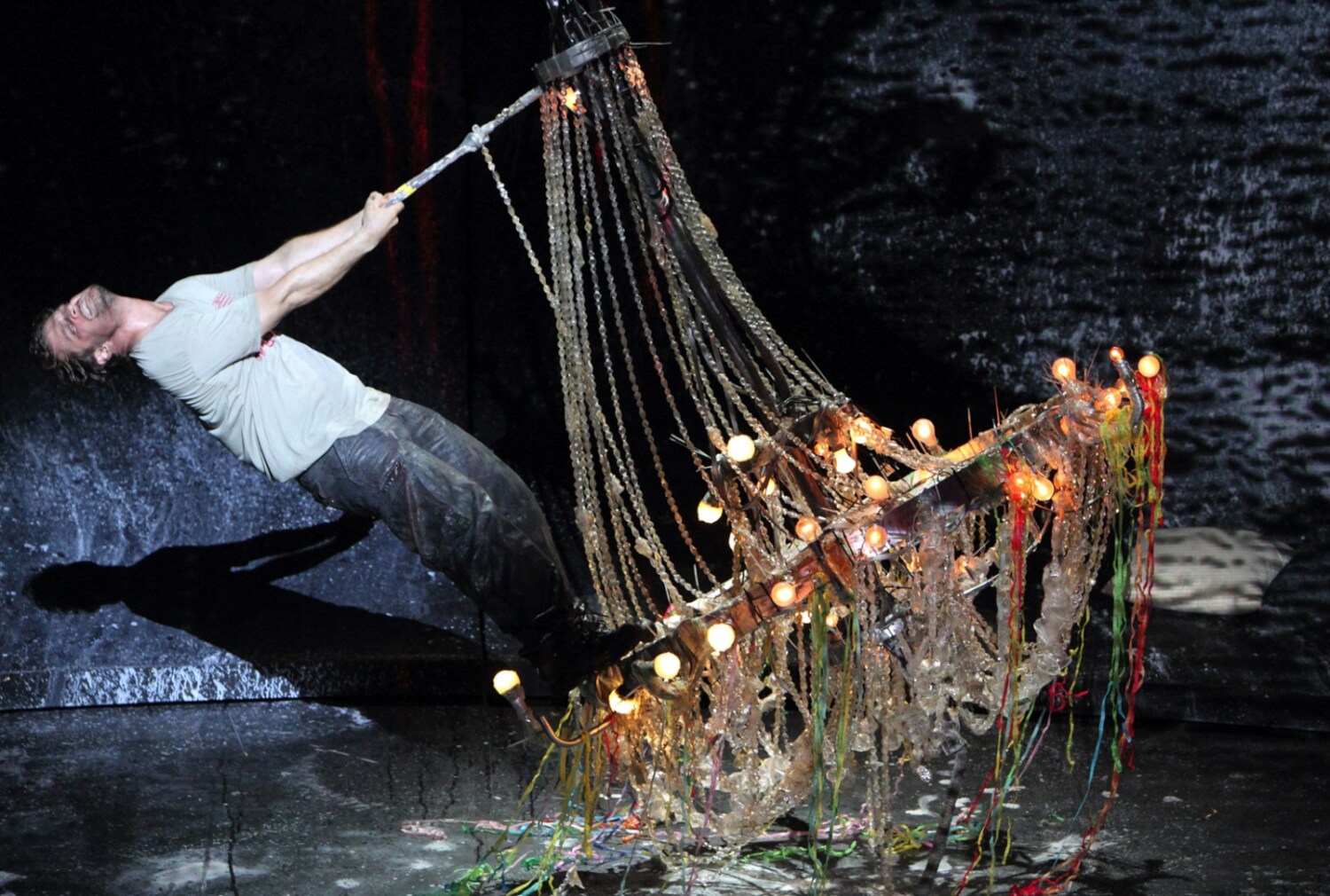 Der Kronleuchter als Symbol der Macht: Lawrence Zazzo  als Farnace in David Böschs Inszenierung von Mozarts „Mitridate, rè di Ponto“.