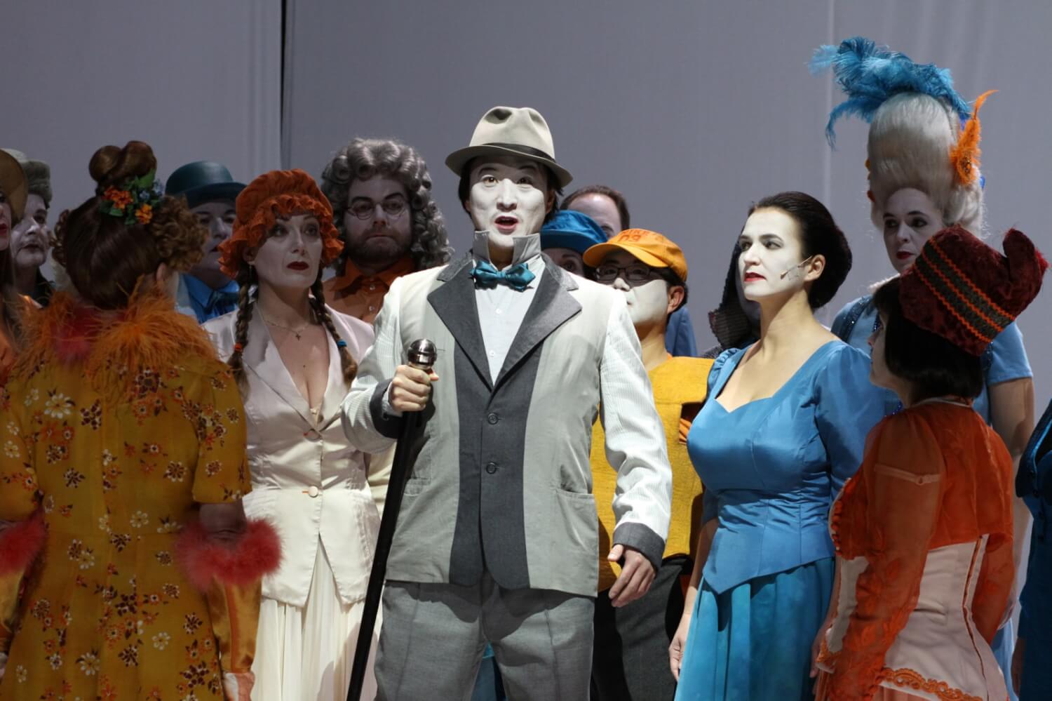 Matteo Suk, Lucie Ceralova und Chor in "TIMESHIFT ... oder Die Zeit ist ein Vogel".