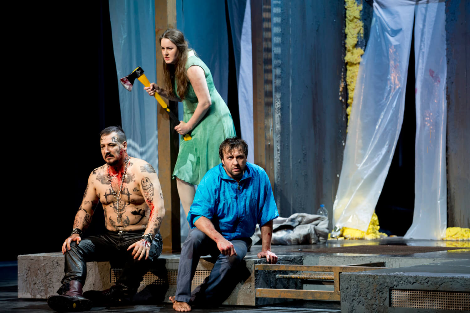 Randall Jakobsh (Hunding), Ekaterina Godovanets (Sieglinde) und Vincent Wolfsteiner (Siegmund)