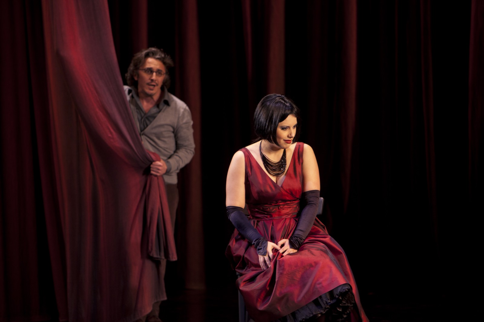 Fulvio Obert (Alfredo) und Hrachuhí Bassénz (Violetta) in Peter Konwitschnys Inszenierung.