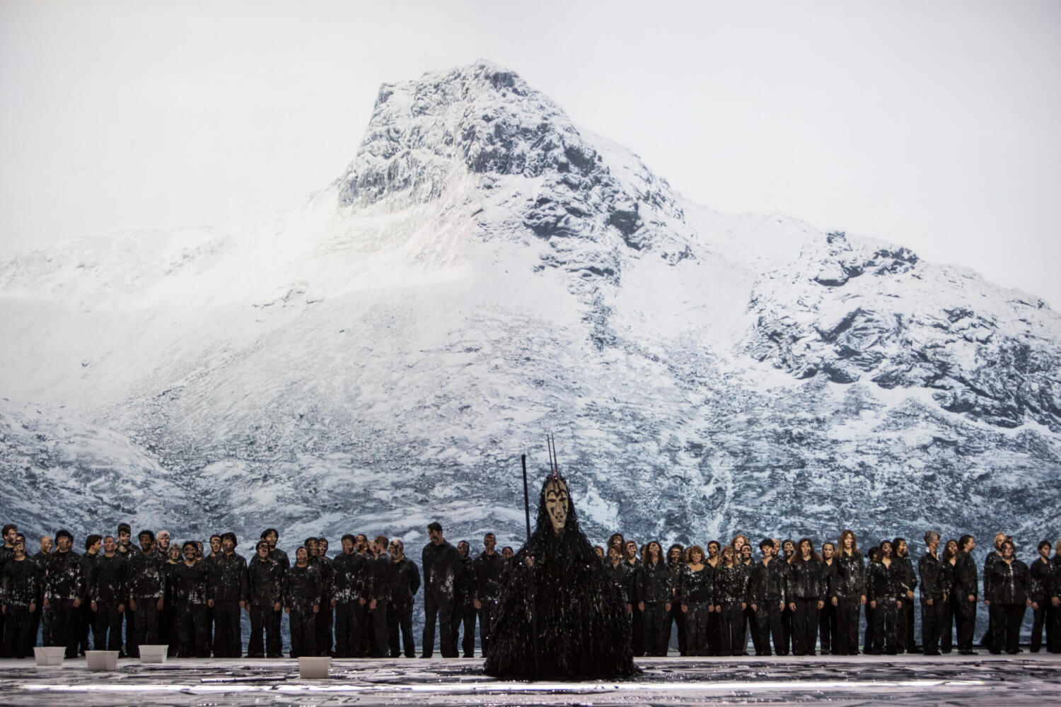 Szene aus "Moses und Aaron" an der Opéra national de Paris