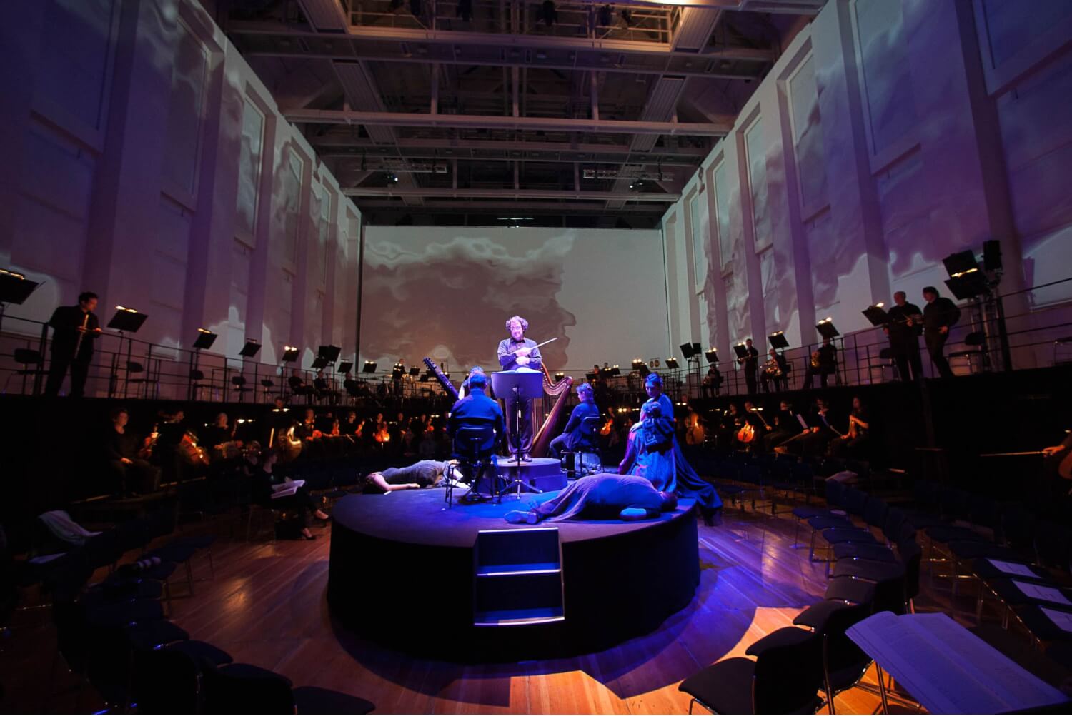 Szene im Oval aus "Copernicus" im Festspielhaus Hellerau in Dresden.