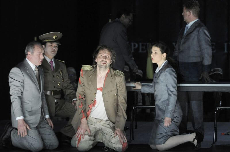 Jirí Sulženko, Chang-Kyu Lim, Hans-Georg Priese, Tereza Andrasi und Guido Baehr in "Der Cid" am Staatstheater Saarbrücken.