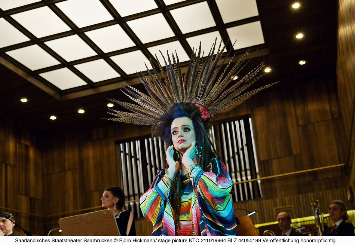 Birgit Beckherrn als Montezuma in Inga Levants Inszenierung von Wolfgang Rihms „Die Eroberung von Mexico“.