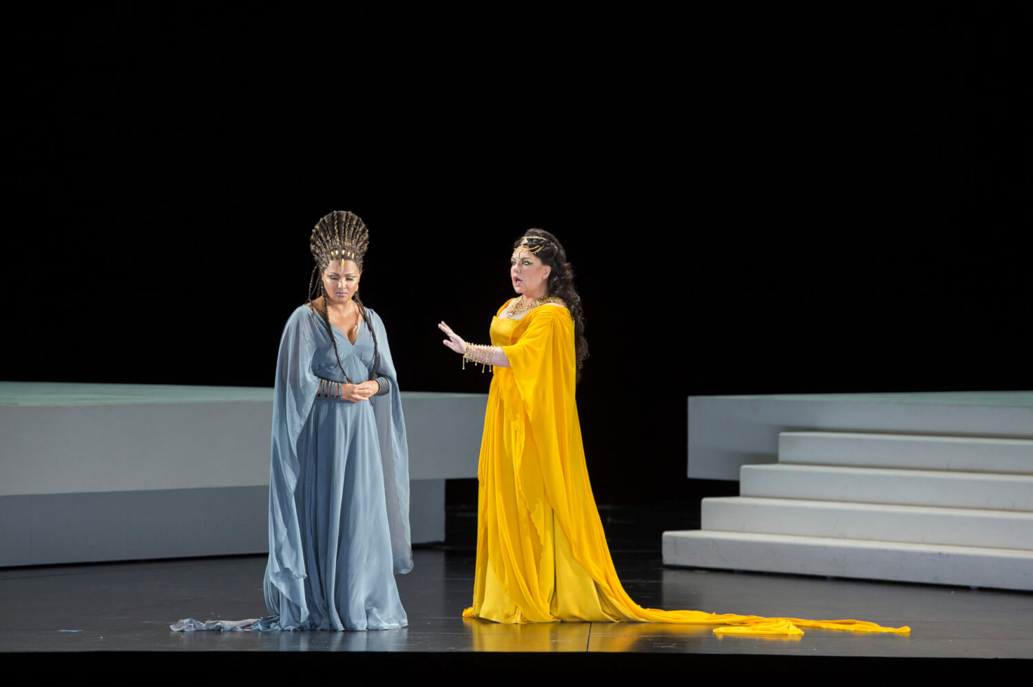 Anna Netrebko (Aida) und Ekaterina Semenchuk (Amneris)