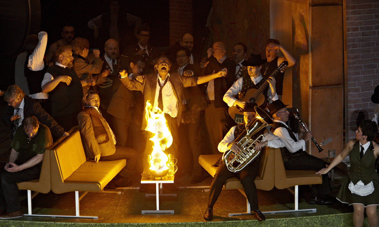 Brandstifter beim Schützenfest: Szene aus Andrea Moses' "Wozzeck"-Inszenierung.