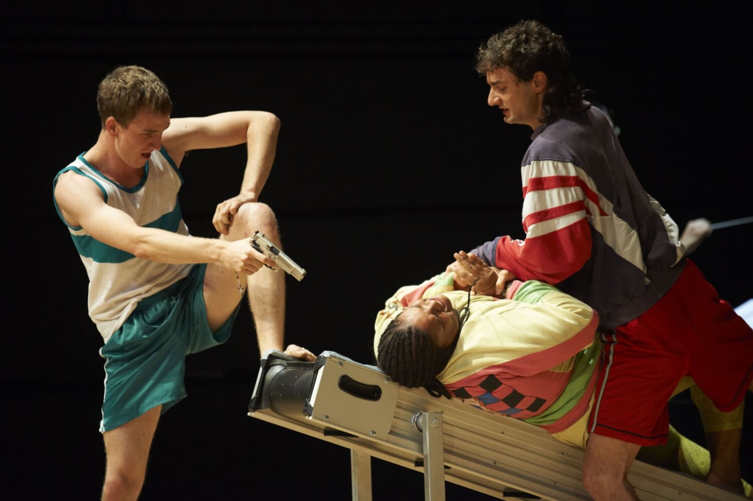 Jan Krauter (Fernandez), Jennifer May Owusu (Amaranta) und  Ricardo Frenzel Baudisch (Pico)  in „Die Ballade von Garuma“ an der Jungen Oper Stuttgart.