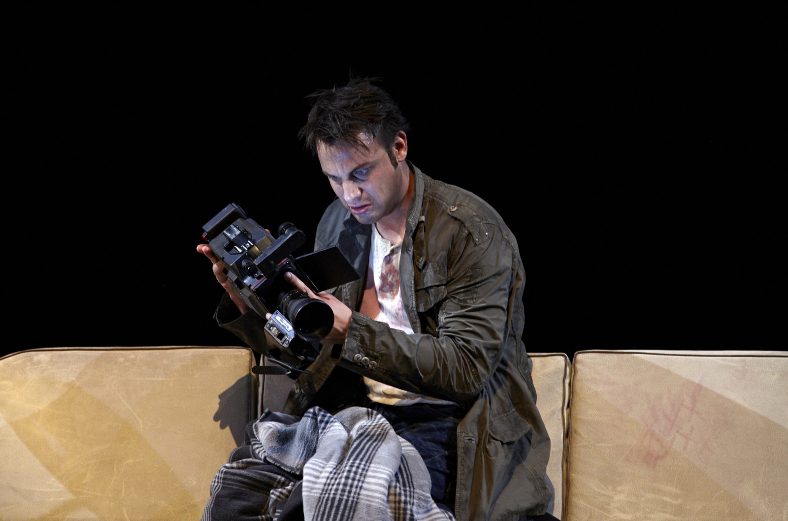 Faust (Pavel Cernoch) und seine Kamera in der Inszenierung von Andrea Moses.