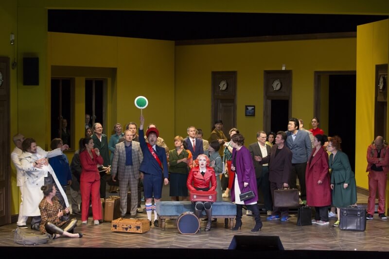 Sebastian Campione (Der Manager), Bjørn Waag (Daniello), Steffi Lehmann (Yvonne), Larissa Krokhina (Anita) und der Opernchor des DNT