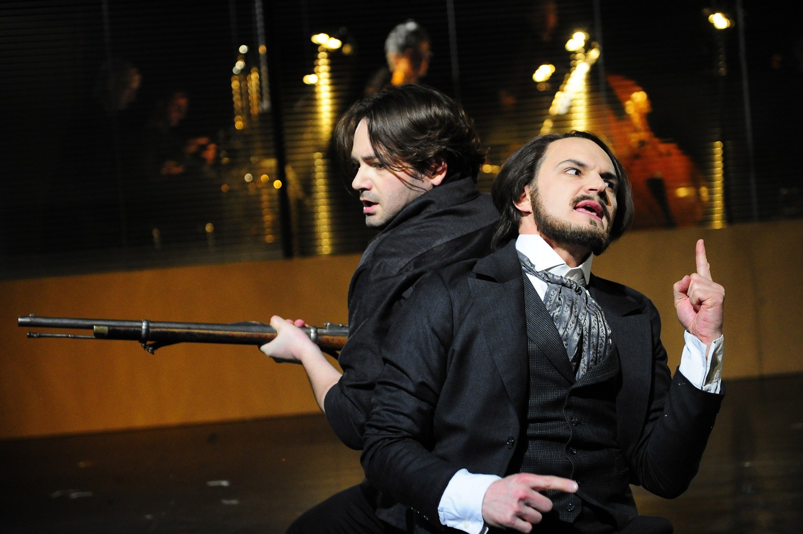 Christian Sturm und Philipp Alfons Heitmann in Enver Yalcin Özdikers Kammeroper „Aufstand“ am Theater Wuppertal.