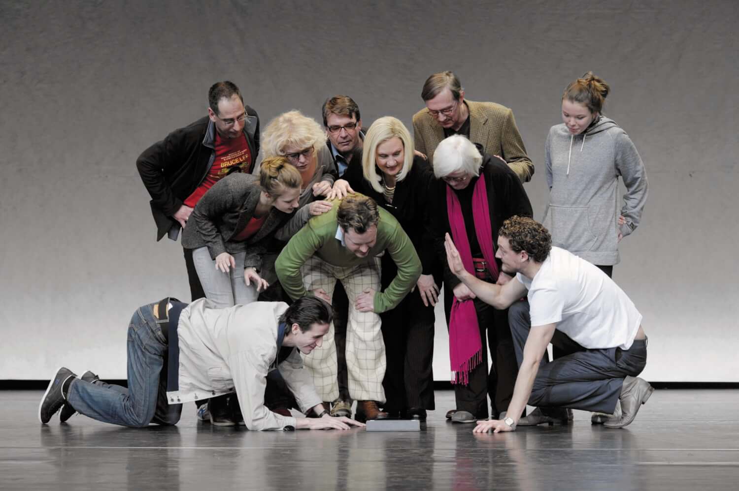 Die Baugemeinschaft aus "Richtfest" beim verzückten I-Pad-Studium auf der Bühne der Kammerspiele in Bochum.