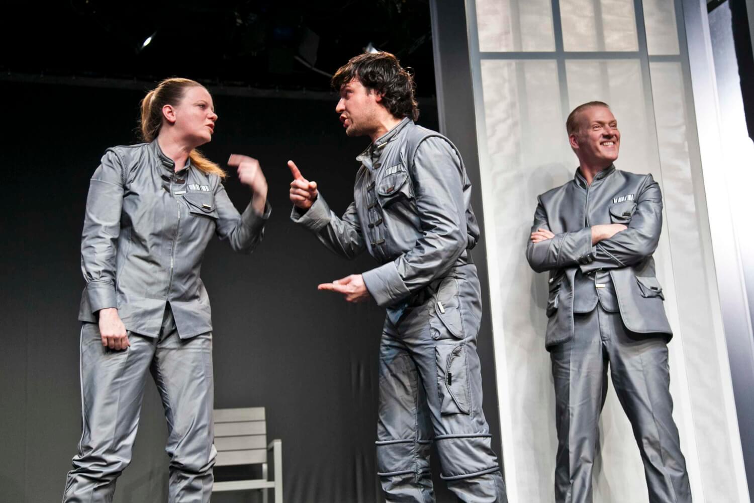 Melanie Lüninghöner, Daniel Seniuk und Hermann Große-Berg in "Kriech" am Theater Erlangen.