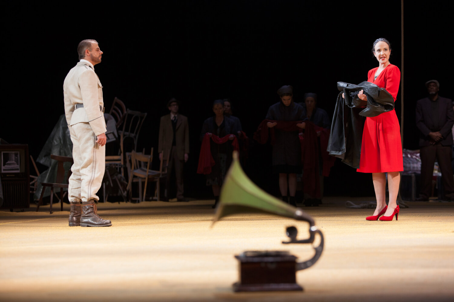 Rainer Furch und Natalie Forester in der "Orestie" in Kaiserslautern