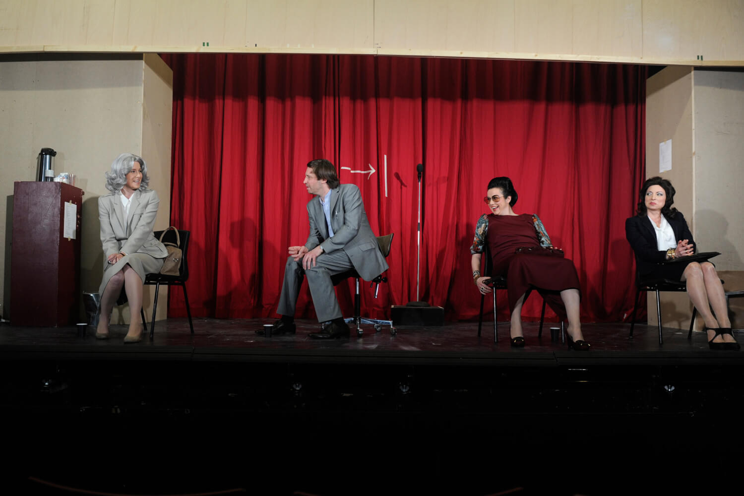 Franziska Hackl, Florian von Manteuffel, Katja Jung und Nicola Kirsch am Wiener Schauspielhaus