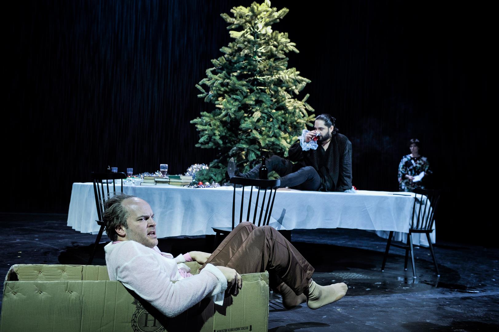 In der Szene Felix Goeser (Albert), Edgar Eckert (Konrad) und Judith Hofmann (Bettina)
