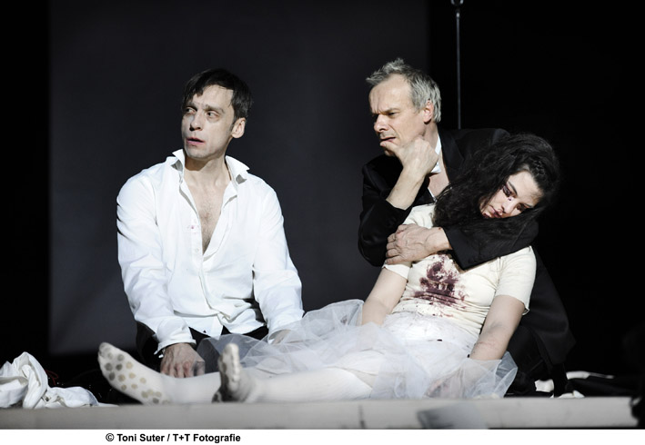 Frank Seppeler, Edgar Selge und Sarah Hostettler in Dusan David Parízeks Inszenierung „Faust 1-3“ am Schauspiel Zürich.
